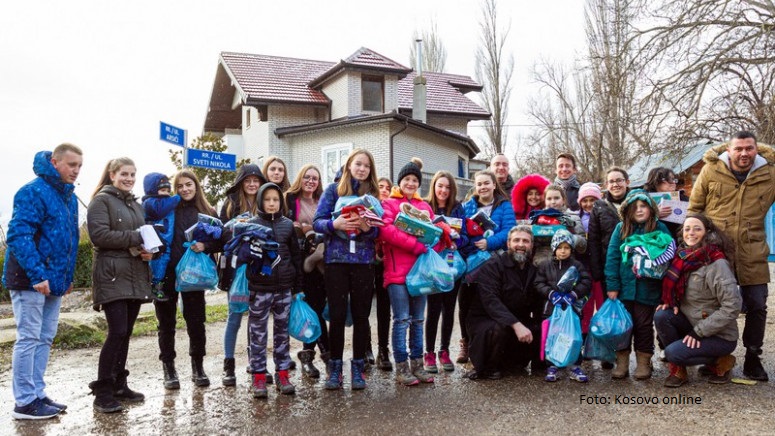 Francuski humanitarci dele poklone deci u srpskim enklavama na Kosovu