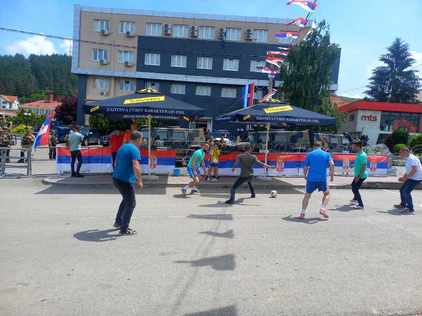 U Leposaviću Radničke sportske igre na prostoru ispred opštinske zgrade