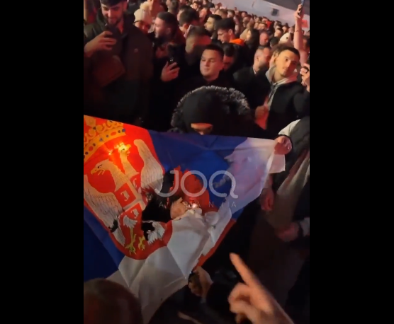 Albanski navijači zapalili srpsku zastavu u Tirani