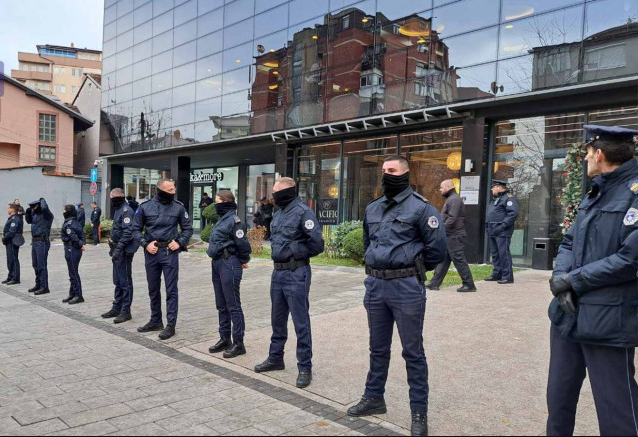 Velike mere obezbeđenja u Prištini zbog dolaska Trendafilove, veterani OVK nose transparente i protiv ZSO