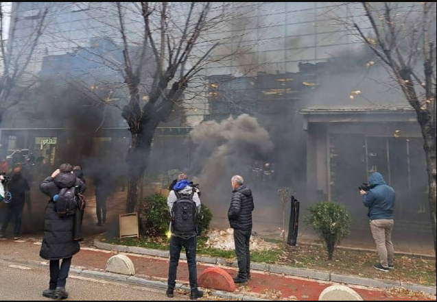Sukob policije i demonstranata u Prištini tokom protesta protiv Specijalnog suda