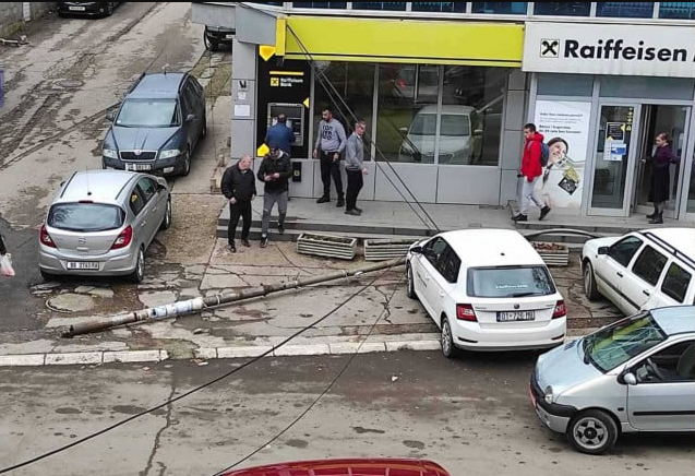 U Severnoj Mitrovici kamion oborio banderu, pokidani kablovi za kablovsku televiziju i internet