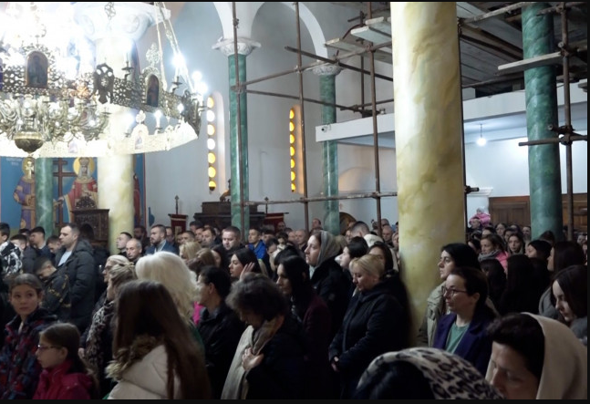 Veliki broj vernika na božićnoj liturgiji u crkvi Svetog Dimitrija u Severnoj Mitrovici