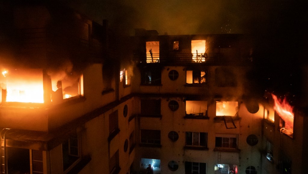 U Parizu izgorelo 27 stanova, požar gasilo 80 vatrogasaca