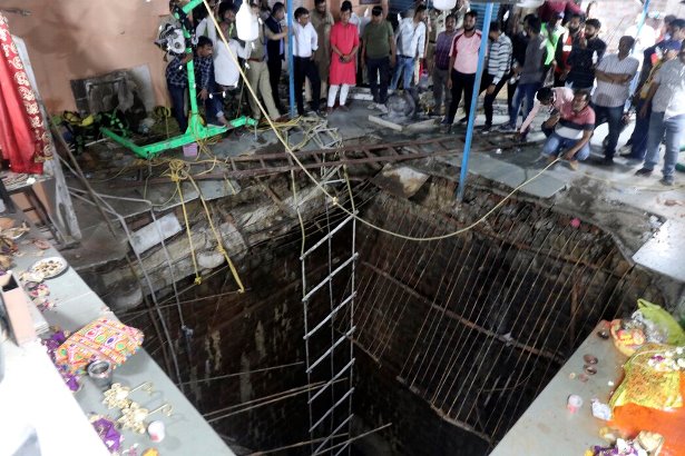 Urušio se krov bunara u hramu u Indiji, poginulo 35 osoba