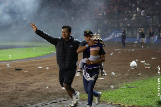 Najmanje 174 osobe poginule u stampedu na stadionu u Indoneziji