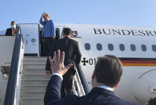Merkel otputovala iz Beograda, ispratio je Vučić (video)