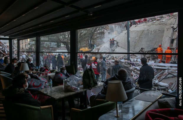 Raste broj poginulih u Izmiru – spasioci traže preživele ispod srušenih zgrada