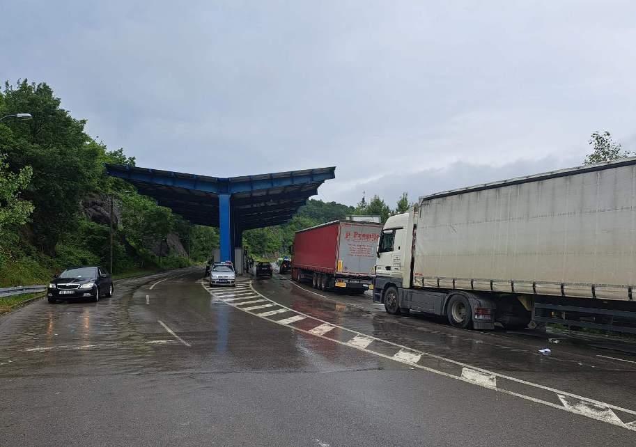 Jarinje: Srpski vozači u znak upozorenja na kratko blokirali i putnički saobraćaj