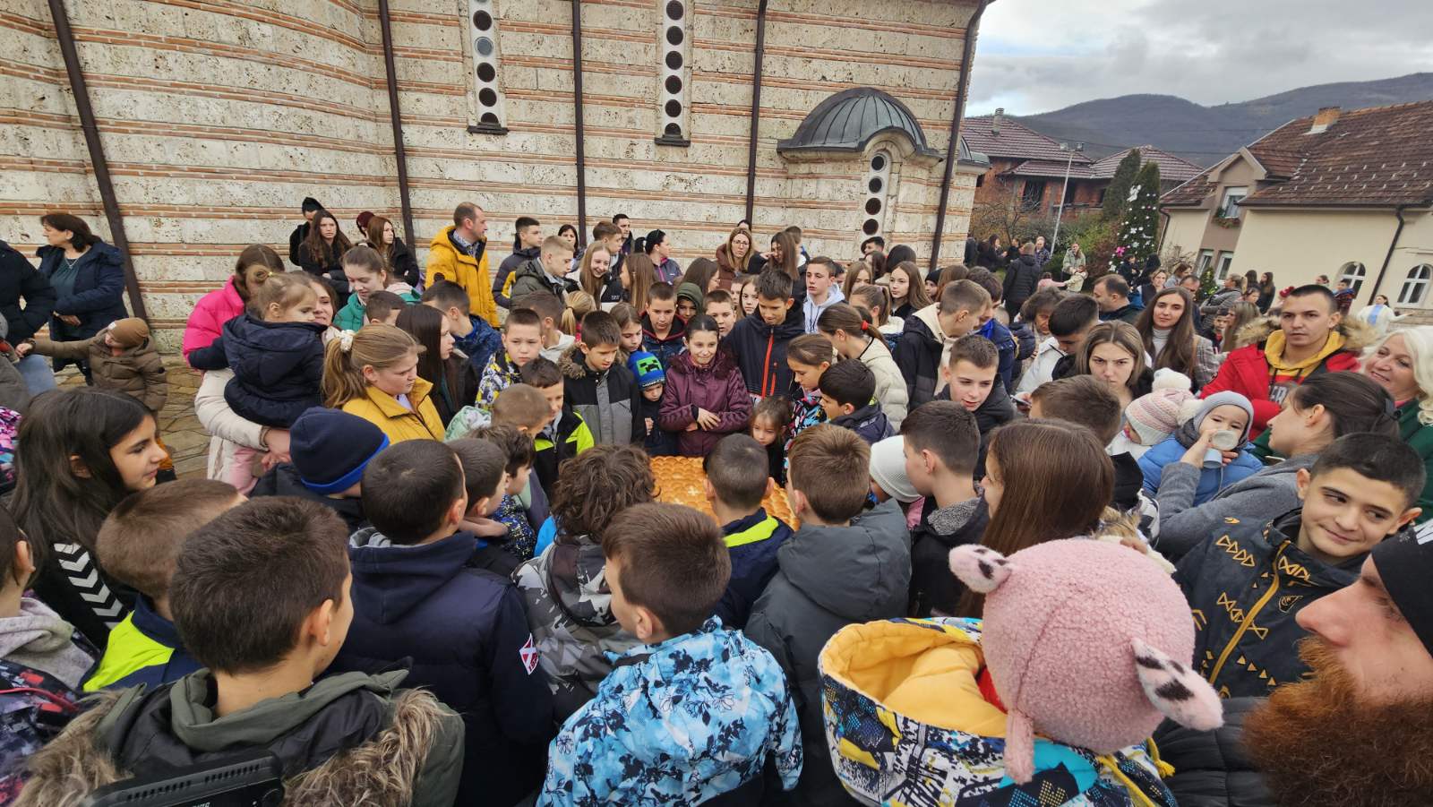 Deci u Leposaviću nakon liturgije podeljeni paketići