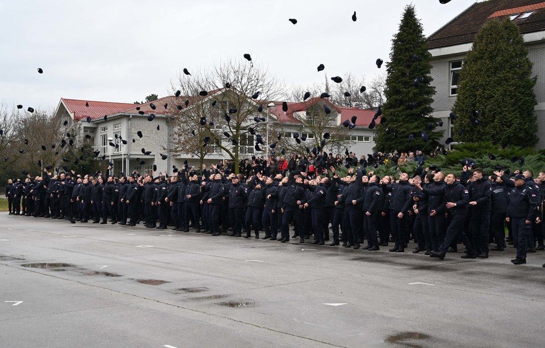 U Nastavnom centru u Kuli promovisano novih 213 vatrogasaca i 80 policajaca 