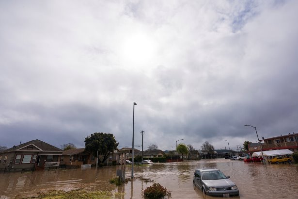 Kalifornija: U oluji dve osobe stradale, evakuacija više od 8.500 ljudi