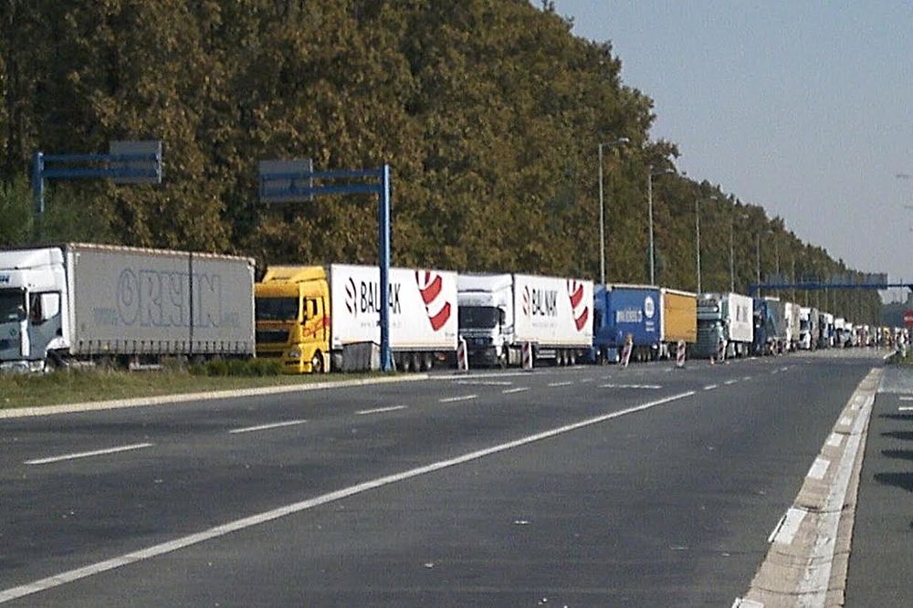 Pojačan saobraćaj, kamioni više sati čekaju na izlazu