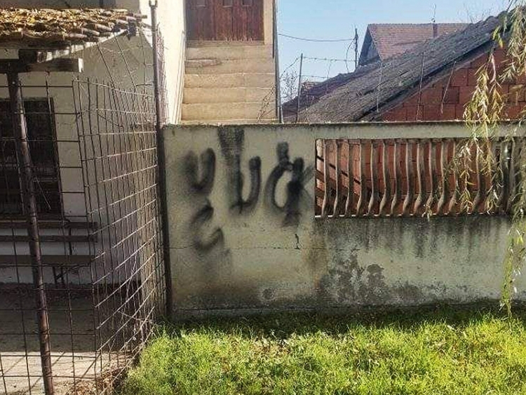 Kancelarija za KiM: Grafit UČK na ogradi porodične kuće Filipovića u Suvom Dolu