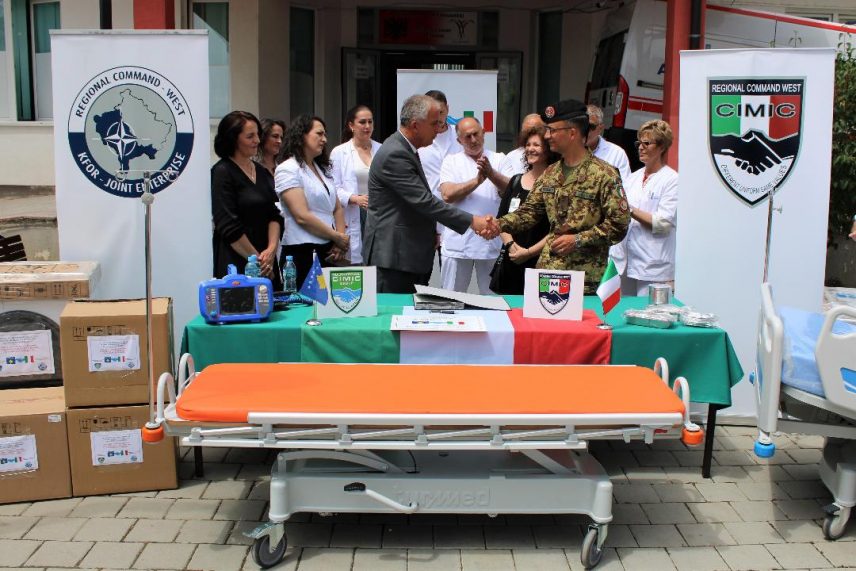 Kfor: Centru porodične medicine Suva Reka uručena medicinska oprema