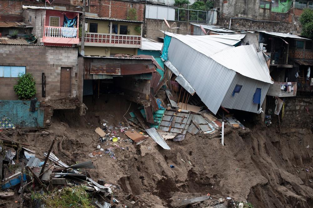 U klizištima u Salvadoru stradalo sedam osoba 