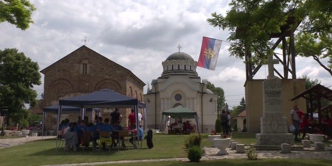 Održana likovno-literarna kolonija u crkvenoj porti u Lipljanu