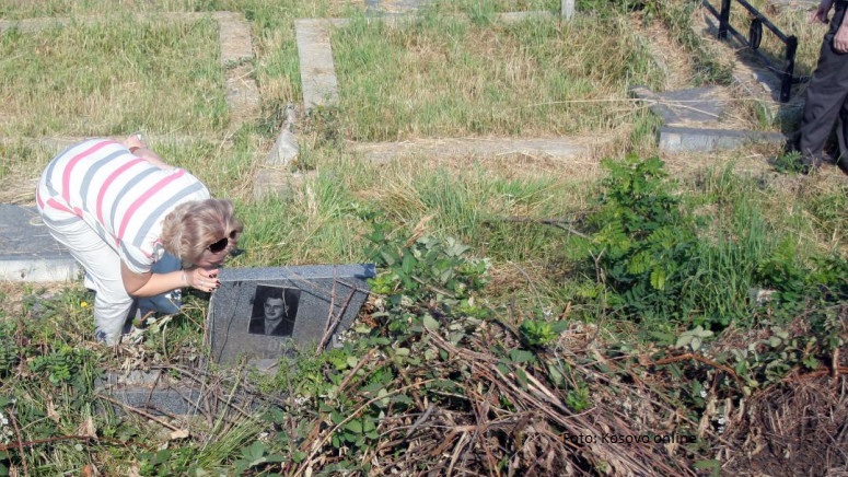 Vandali porušili spomenike: Oskrnavljeno još jedno srpsko groblje na Kosovu u selu Žač kod Istoka