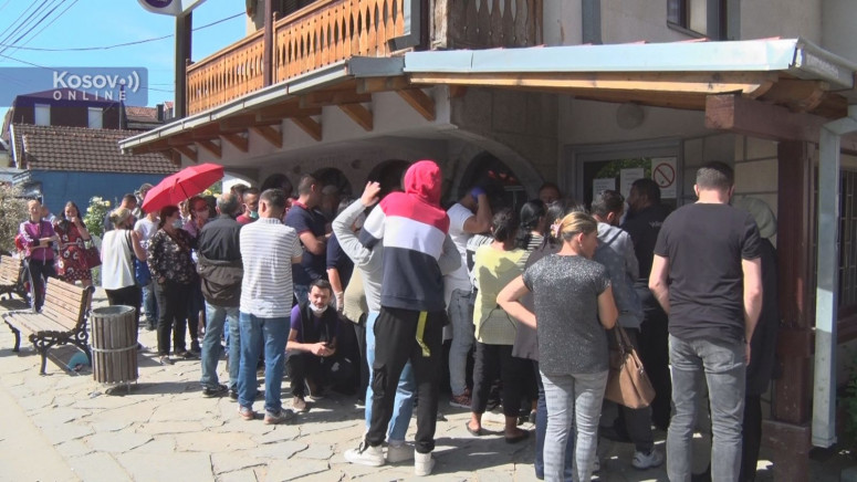 Veliki broj Albanaca u redovima ispred banke u Gračanici za pomoć Vlade Srbije od 100 evra