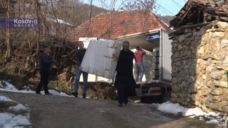 Kosovska Kamenica: Eparhija raško-prizrenska podelila humanitarnu pomoć ugroženim srpskim porodicama
