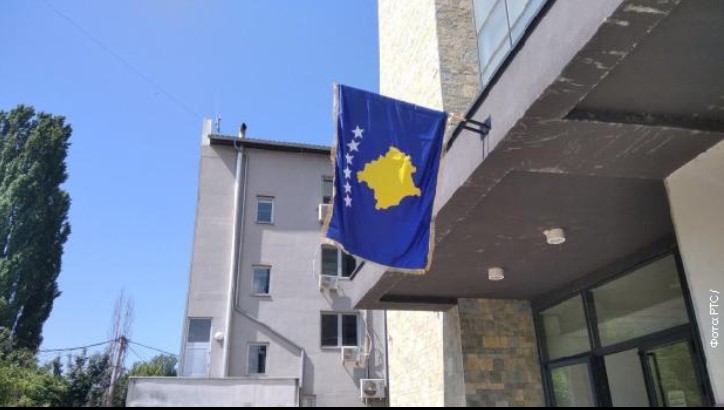 Kosovska zastava na postolju iznad ulaza u zgradu opštine Severna Mitrovica