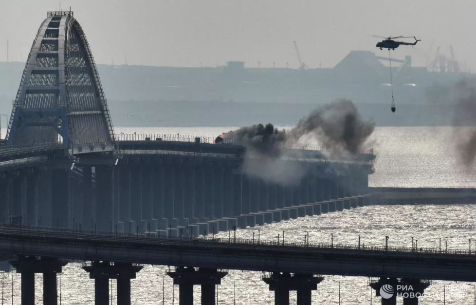 Ugašen požar na Krimskom mostu, procenjuje se šteta