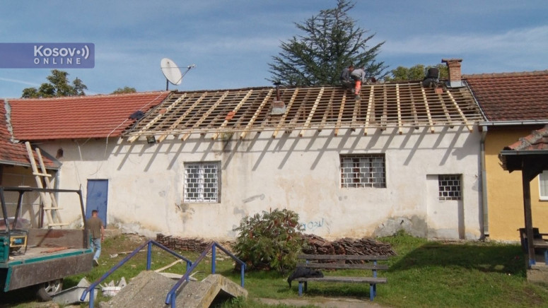 Uz pomoć Kancelarije za KiM, započeta zamena krova na zgradi Mesne zajednice u Donjoj Gušterici