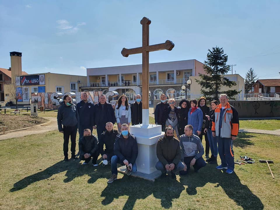 U Gračanici postavljen spomen krst posvećen stradalim Srbima na Kosovu i Metohiji
