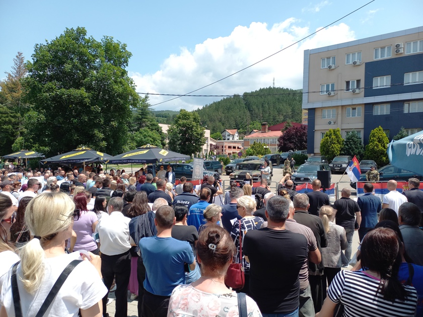 Miran protest Srba u Leposaviću zbog nasilnog hapšenja Srba na severu KiM