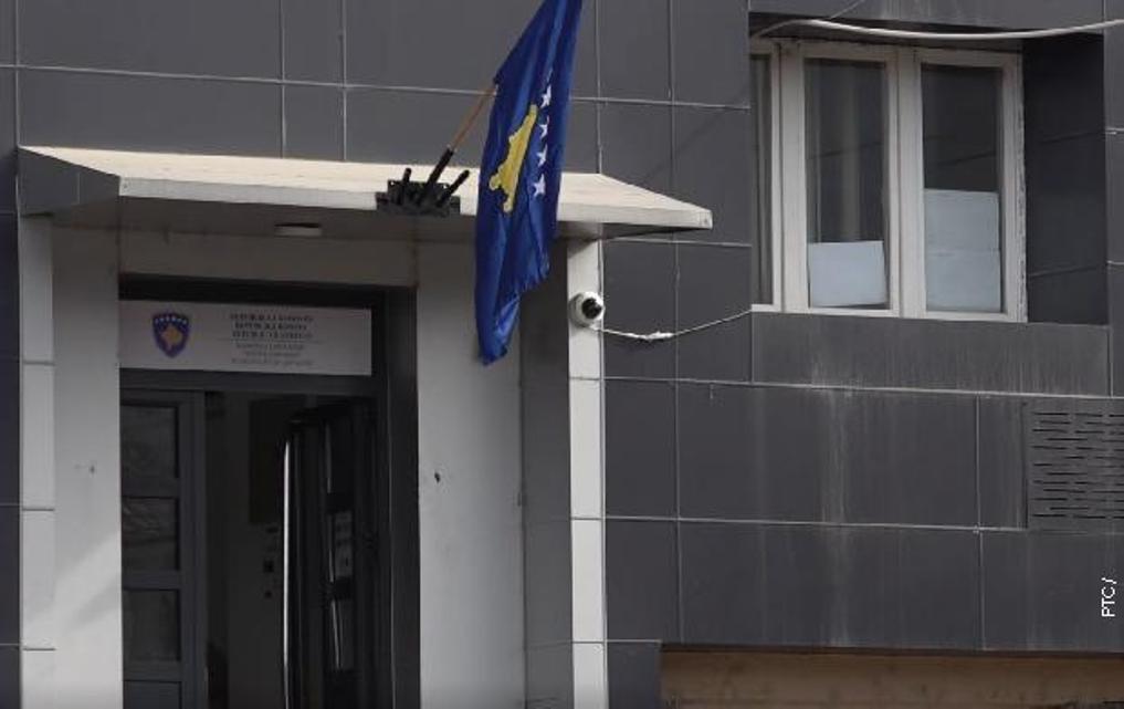Na zgradi opštine u Leposaviću tabla sa natpisom ,,Republika Kosovo''