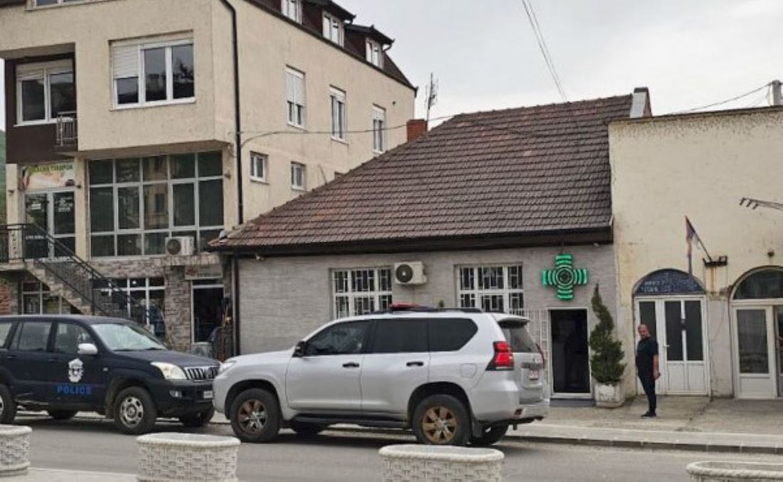 Carina i tržišna inspekcija, uz asistenciju Kosovske policije,  pretresaju apoteke u Leposaviću i Lešku