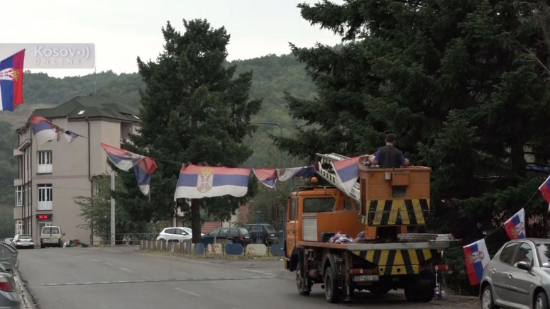 Trobojke se vijore ulicama Leposavića uoči proslave Dana srpskog jedinstva