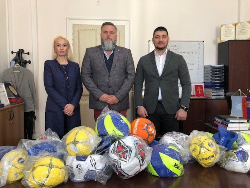 Uručene lopte za decu sa Kosova i Metohije