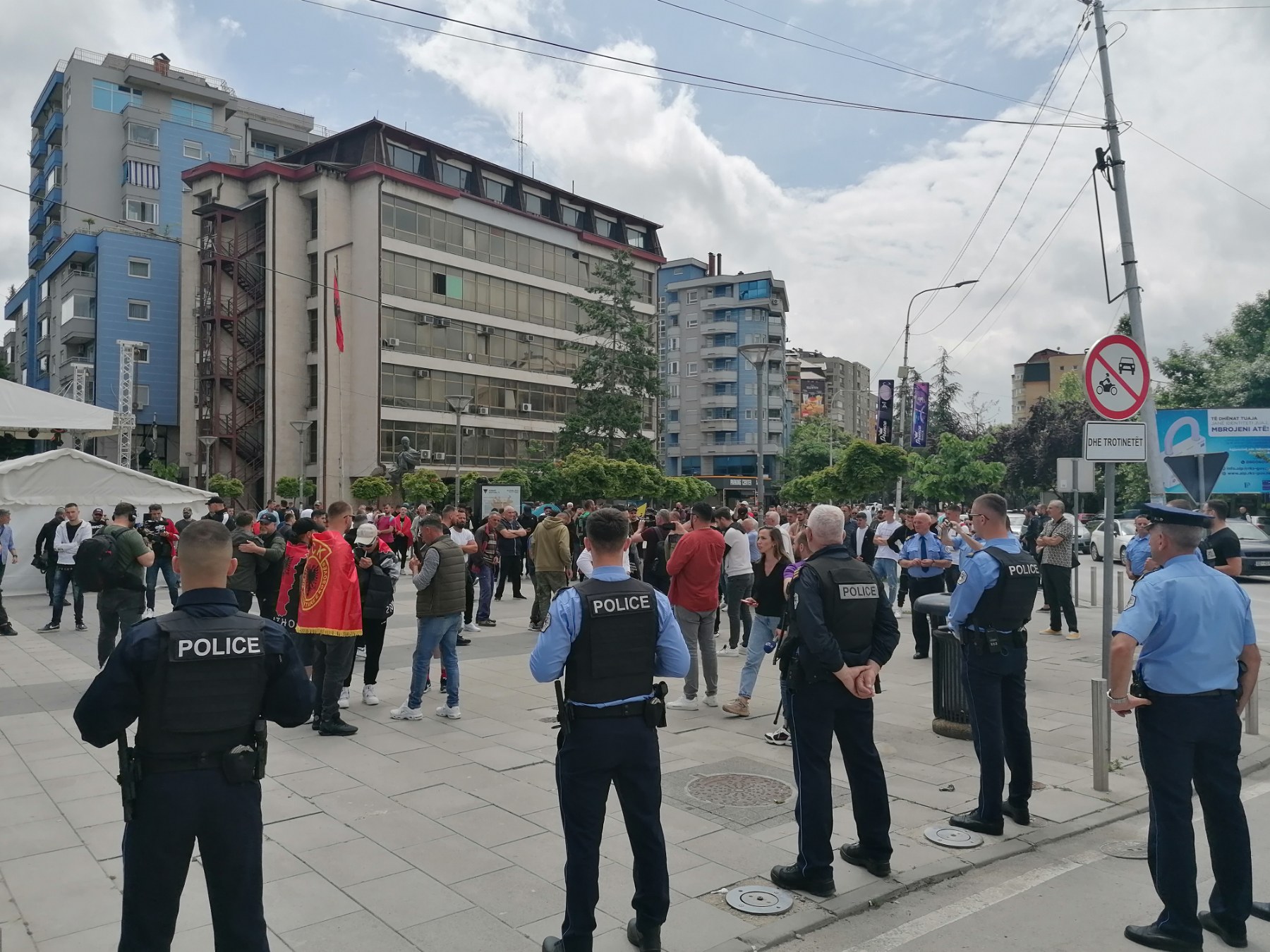 U Južnoj Mitrovici oko stotinu okupljenih Albanaca uprkos upozorenjima policije i ministra da je poziv na protest lažan