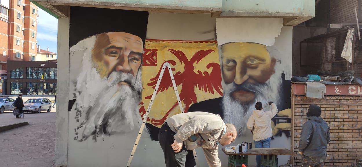 Kosovska Mitrovica: Mural kao omaž patrijarhu Pavlu i mitropolitu Amfilohiju