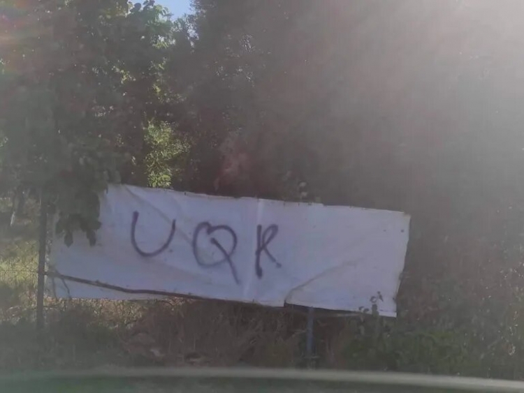 Kišnica: Natpis „UČK“ na ogradi placa porodice Trajković