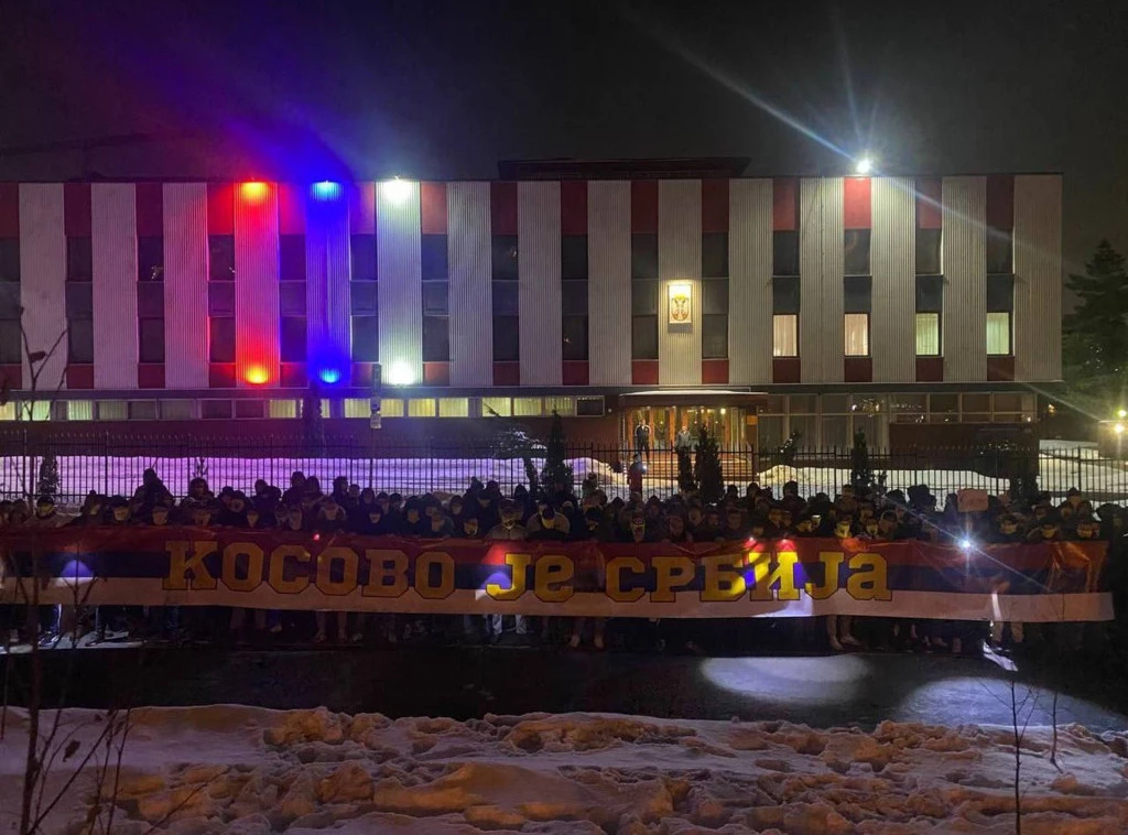 Navijači moskovskih klubova ispred srpske ambasade u Moskvi: Kosovo je Srbija  