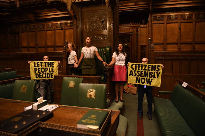 Hapšenje u britanskom parlamentu, aktivisti se zalepili za stolicu predsedavajućeg