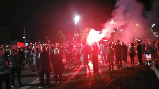 Bilans sinoćnjih nereda u Beogradu – 20 povređenih, zapaljena policijska vozila