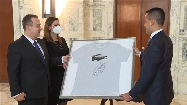 Dačić poklonio Di Maju majicu i lopticu sa potpisom Đokovića 