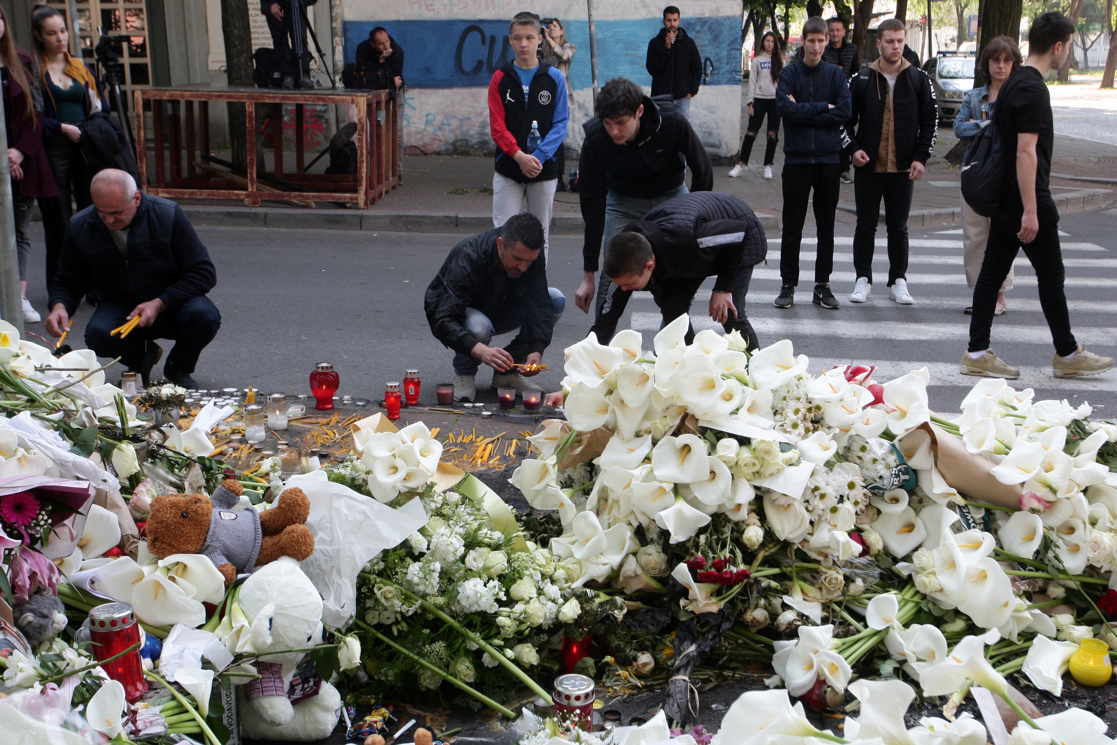 Srbija tuguje i ispraća stradale - cveće i sveće na mestima zločina