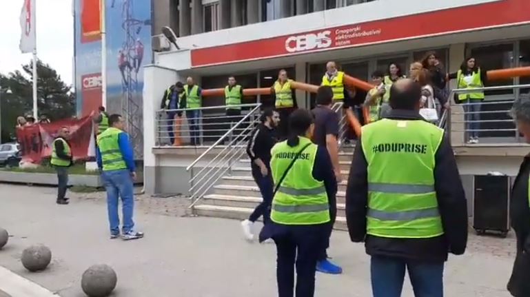 Demonstranti palili račune za struju u Podgorici  VIDEO