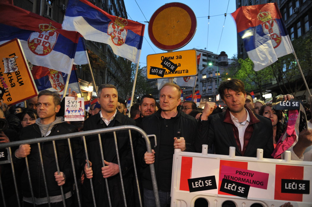 Učesnici protesta rušili ograde u centru Beograda, pa ih nosili pred Skupštinu grada