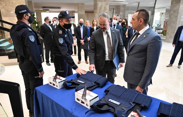 Ambasador Godfri uručio donaciju MUP-u: Srpska policija jedna od najsposobnijih u Evropi