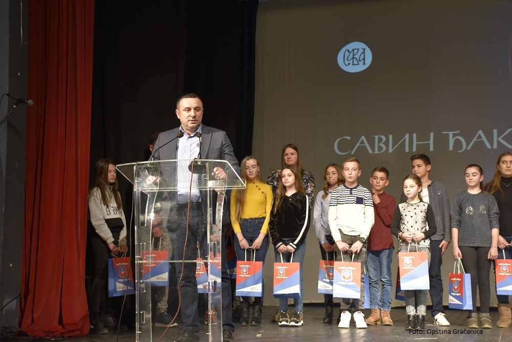 U Gračanici održana manifestacija „Savin đak“: Nagrađeni najbolji učenici (foto)