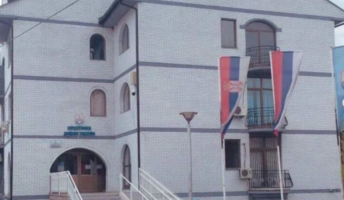 Vulović: Kosovska policija polomila ćiriličnu tablu na zgradi opštine  Zubin Potok