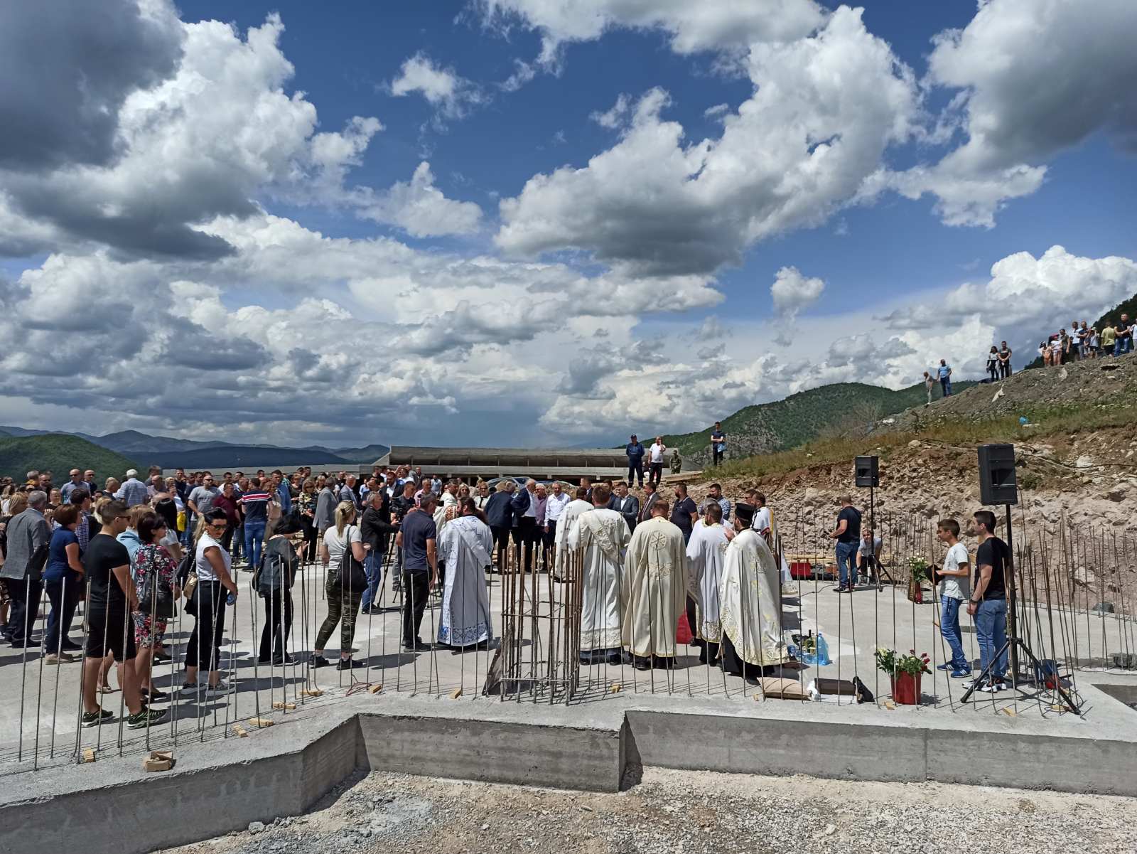 Osveštan temelj novog hrama u Sunčanoj dolini; vladika Teodosije: Nije važno samo da nas ima, važno je da ostanemo kršten narod