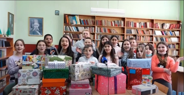 Osnovci iz Sremske Mitrovice u humanoj misiji – uskršnji paketići za vršnjake sa KiM
