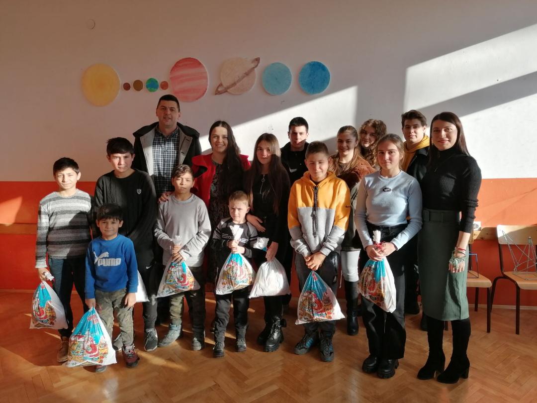 Mitrovački gimnazijalci uručili paketiće mališanima u Gojbulji 