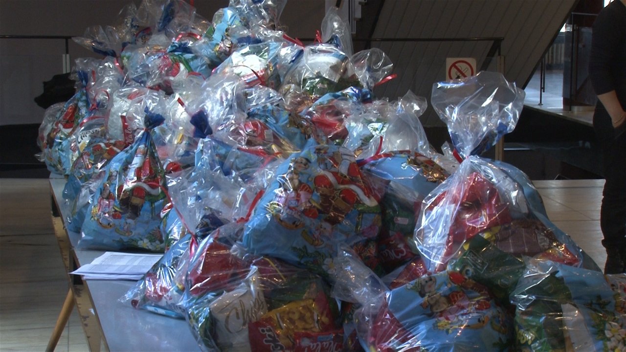 Gradonačelnik Novog Brda podelio novogodišnje paketiće socijalno ugroženim porodicama